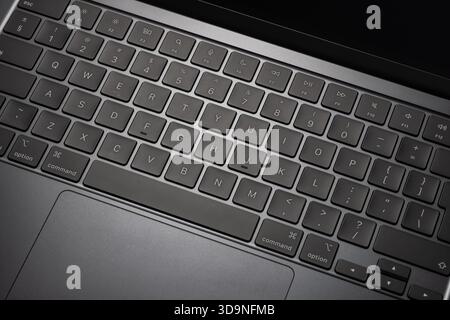 Varna, Bulgarie - 30 novembre 2025 : MacBook Air M4 nouvellement déballé vue rapprochée d'Un clavier d'ordinateur portable Mac moderne avec touches en aluminium gris foncé et SLE Banque D'Images