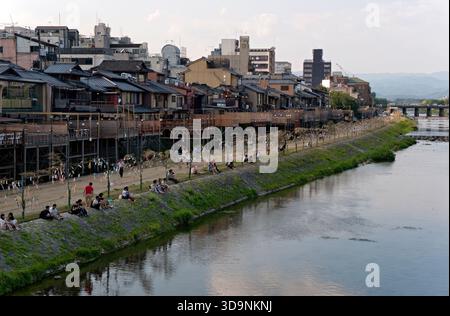 Les terrasses de restauration « kawayuka » (川床) situées en bordure de rivière offrent une brise fraîche naturelle dans les chaudes soirées estivales le long de la rivière Kamo à Kyoto, au Japon. Banque D'Images