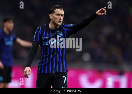 Milan, Italie. 06th Dec, 2025. Piotr Zielinski du FC Internazionale fait des gestes lors du match de Serie A entre le FC Internazionale et le Como 1907 au Stadio Giuseppe Meazza le 6 décembre 2025 à Milan Italie . Crédit : Marco Canoniero/Alamy Live News Banque D'Images