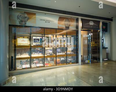 Bratislava, Slovaquie - 16 novembre 2025 : magasin TAG Heuer dans le centre commercial Eurovea, Bratislava, Slovaquie – montres et accessoires de luxe Banque D'Images