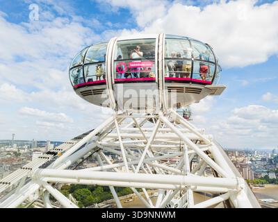 Touristes et visiteurs regardant hors de la capsule passager du London Eye au sommet de son ascension dans le ciel. Londres, Royaume-Uni. Roue en porte-à-faux Banque D'Images