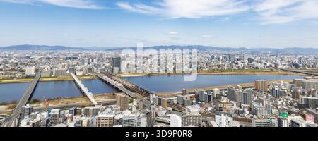 Osaka, Japon - 31 mars 2025 : vue panoramique depuis la plate-forme de l'observatoire du bâtiment Omeda Sky à Osaka, Japon. Architecture moderne Banque D'Images