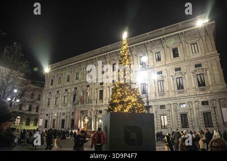 Milan, Italie. 06th Dec, 2025. Milan, Piazza Scala, Palazzo Marino avec arbre crédit : Agence photo indépendante/Alamy Live News Banque D'Images