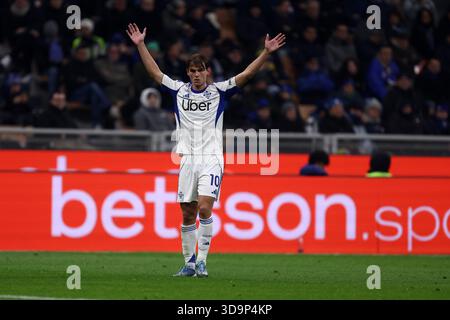 Milan, Italie. 06th Dec, 2025. Nico Paz de Como 1907 gestes lors du match de Serie A entre le FC Internazionale et le Como 1907 au Stadio Giuseppe Meazza le 6 décembre 2025 à Milan Italie . Crédit : Marco Canoniero/Alamy Live News Banque D'Images