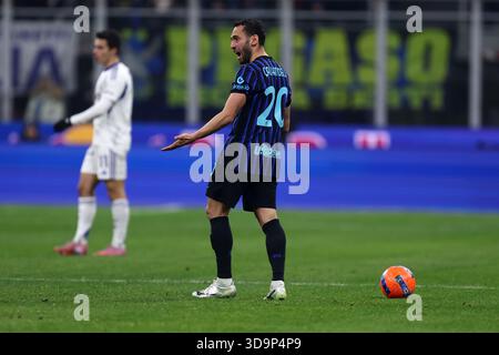 Milan, Italie. 06th Dec, 2025. Hakan Calhanoglu du FC Internazionale fait des gestes lors du match de Serie A entre le FC Internazionale et le Como 1907 au Stadio Giuseppe Meazza le 6 décembre 2025 à Milan Italie . Crédit : Marco Canoniero/Alamy Live News Banque D'Images