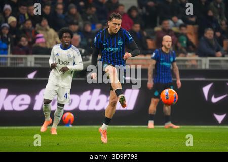 Milan, Italie. 06th Dec, 2025. Piotr Zielinski lors du championnat italien Serie A match de football entre le FC Internazionale et Como 1907 le 6 décembre 2025 au stade Giuseppe Meazza à Milan, Italie - photo Alessio Morgese/DPPI crédit : DPPI Media/Alamy Live News Banque D'Images