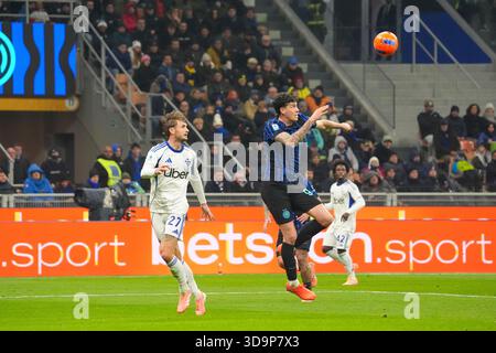 Milan, Italie. 06th Dec, 2025. Alessandro Bastoni lors du championnat italien Serie A match de football entre le FC Internazionale et Como 1907 le 6 décembre 2025 au stade Giuseppe Meazza à Milan, Italie - photo Alessio Morgese/DPPI crédit : DPPI Media/Alamy Live News Banque D'Images