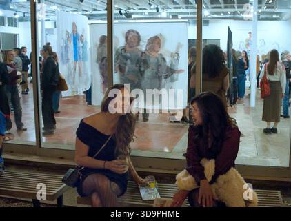 11 novembre 2025 Austin, Texas, États-Unis ouverture de l'artiste Barbara Felix à l'exposition 'The Glorious Way She Moves' à la galerie 'Woman & Their Work' à Austin, Texas. 'The Glorious Way She Move un hommage artistique à la grâce évolutive observée de la forme féminine' L'œuvre consiste en des couches de peinture sur volle suspendues au plafond de la galerie et sur du papier Yapo sur les murs. Le spectacle comprend des enregistrements de la femme représentée sur le spectacle. Banque D'Images