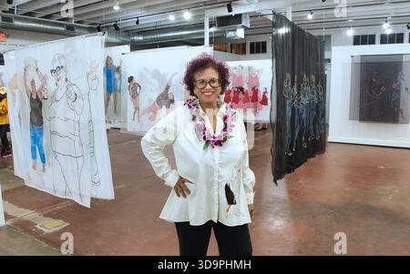 11 novembre 2025 Austin, Texas, États-Unis artiste incroyable Barbara Felix à l'ouverture de son spectacle 'The Glorious Way She Moves' à la galerie 'Woman & Their Work' à Austin, Texas. 'The Glorious Way She Move un hommage artistique à la grâce évolutive observée de la forme féminine' L'œuvre consiste en des couches de peinture sur volle suspendues au plafond de la galerie et sur du papier Yapo sur les murs. Le spectacle comprend des enregistrements de la femme représentée sur le spectacle. Banque D'Images