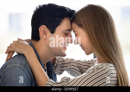 Photo rapprochée d'un jeune couple affectueux qui s'étreignent à l'intérieur Banque D'Images