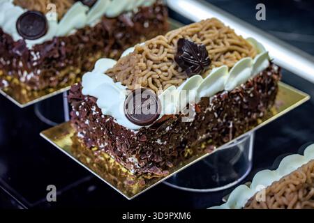 Zurich, Suisse - 5 décembre 2025 : gâteau aux vermicelles de châtaignier riche avec chocolat et feuille de crème, dessert d'hiver chez Sprungli Chocolatier Banque D'Images