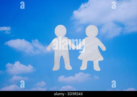 Personnages en bois d'homme et de femme tenant la main - symbole d'unité, de confiance, de partenariat et de connexion émotionnelle Banque D'Images