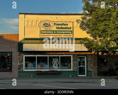 ROSEAU, MN - 21 juillet 2025 : magasin de vêtements de sport dans un bâtiment sur la rue principale dans une petite ville du nord du Minnesota au crépuscule. Banque D'Images