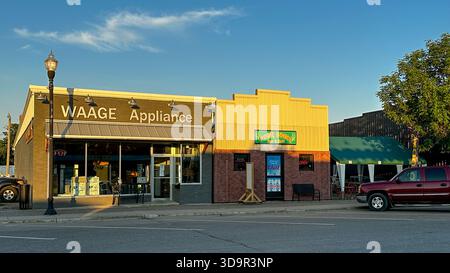 ROSEAU, MN - 21 juillet 2025 : Appliance Store and Bar and Grill dans des bâtiments adjaceent sur la rue principale dans une petite ville du nord du Minnesota au crépuscule. Banque D'Images