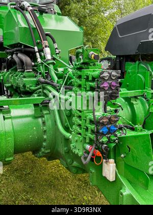 ROSEAU, MN - 23 juillet 2025 : vue rapprochée de la colonne hydraulique sur un tracteur John Deer, avec des soupapes qui permettent au conducteur de contrôler l'outil agricole Banque D'Images