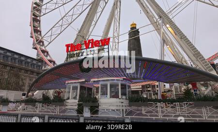 BRUXELLES, BELGIQUE - 26 NOVEMBRE 2025 - Grande roue en service pendant le marché de Noël à Bruxelles, Belgique Banque D'Images