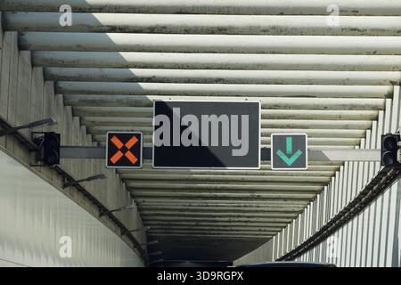 Signaux de contrôle de la circulation dans un tunnel Elbtunnel à A7 avec un X rouge et une flèche verte vers le bas sur les cartes électroniques, indiquant l'utilisation de la voie et le coffre-fort Banque D'Images