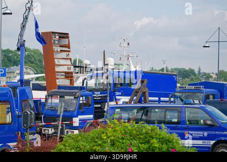 Plusieurs camions de service bleus et fourgonnettes avec des feux clignotants stationnés dans le port de Flensburg à Blaulichttag Bluelight Day pour le soutien d'urgence, la logistique o Banque D'Images