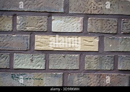 Un panneau routier bleu en cul-de-sac avec un symbole de route blanc est visible au-dessus d'une chaussée endommagée et froissée, peut-être à la suite d'un accident, indiquant l'absence de furt Banque D'Images
