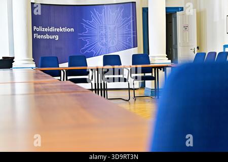 Au Département de police Flensburg, les chaises bleues font face à de longues tables, les colonnes blanches gardent les lignes propres, le panneau nomme Polizei Direktion Flensburg police Dep Banque D'Images