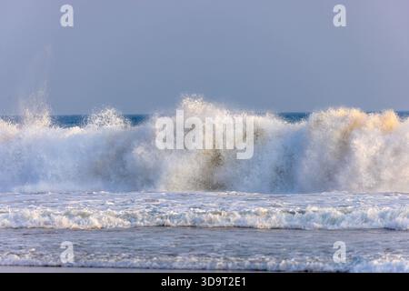 De grandes vagues océaniques s'écrasent sur la plage de Talalla, au Sri Lanka Banque D'Images