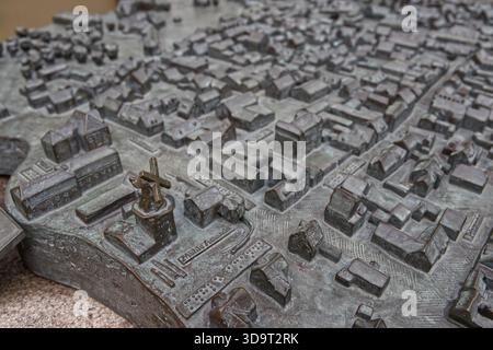 Une carte détaillée en relief en bronze montrant un tracé historique de la ville de Kappeln avec des bâtiments, des rues et un moulin à vent. La texture et la profondeur du Banque D'Images