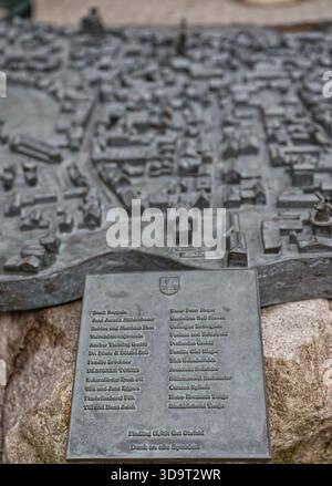 Une carte détaillée en relief en bronze montrant un tracé historique de la ville de Kappeln avec des bâtiments, des rues et un moulin à vent. La texture et la profondeur du Banque D'Images