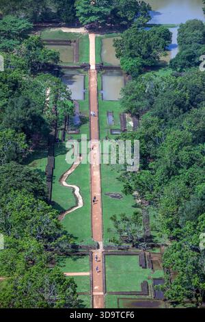 SIGIRIYA, Sri LANKA - 02 DÉCEMBRE 2025 : vue depuis le sommet de la forteresse rocheuse de Sigiriya vers les jardins royaux ci-dessous. Banque D'Images