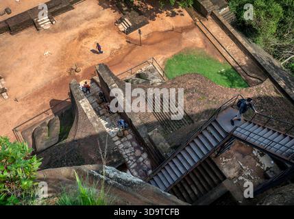 SIGIRIYA, Sri LANKA - 02 DÉCEMBRE 2025 : Une vue depuis l'escalier de la forteresse rocheuse Sigiriya au Sri Lanka regardant vers le bas sur la plate-forme des Lions. Banque D'Images