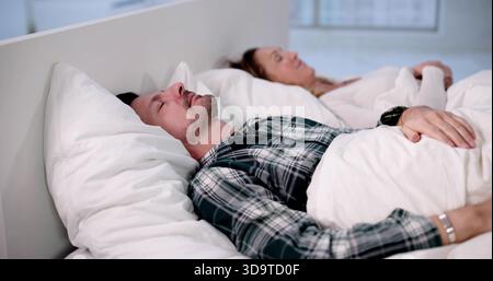 Nuit paisible : couple de personnes âgées se reposant confortablement dans le lit ensemble Banque D'Images