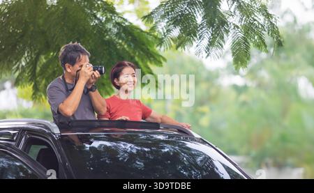 Couple senior conduisant un voyage en voiture après Reired. Banque D'Images