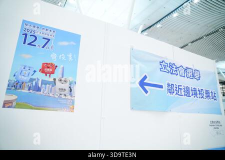 Hong Kong, Hong Kong. 07 décembre 2025. Signalisation devant le bureau de vote le 7 novembre 2025 à Hong Kong. (Photo de Zulu Lo/TMHK via Nexpher images) crédit : Nexpher images Limited/Alamy Live News Banque D'Images