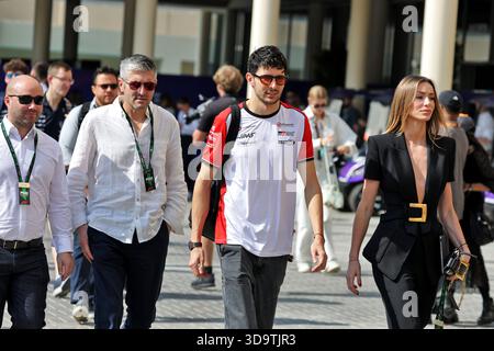 Abu Dhabi, Abu Dhabi. 07 décembre 2025. Esteban Ocon (FRA) Haas F1 Team (Centre) avec son père Laurent Ocon (à gauche) et sa petite amie Flavy Barla (FRA) (à droite). 07.12.2025. Championnat du monde de formule 1, Rd 24, Abu Dhabi Grand Prix, circuit Yas Marina, Abu Dhabi, jour de la course. Crédit : James Moy/Alamy Live News Banque D'Images