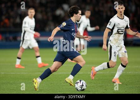 Paris, France. 06th Dec, 2025. Vitinha du PSG lors du match de Ligue 1 entre le Paris Saint-Germain (PSG) et le stade Rennais (Rennes) le 6 décembre 2025 au stade Parc des Princes à Paris, France - photo Jean Catuffe/DPPI crédit : DPPI Media/Alamy Live News Banque D'Images