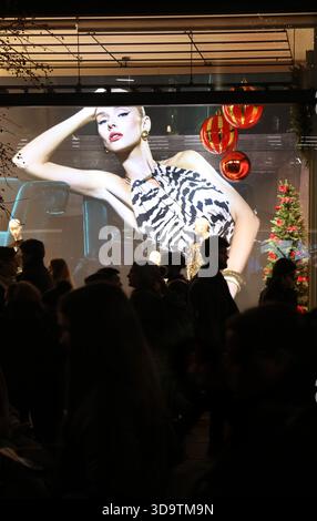 Londres, Royaume-Uni. 06th Dec, 2025. Les piétons passent devant une figure féminine énorme dans une vitrine dans une rue Regent sans voiture. Regent Street a été fermée à la circulation pour la première fois depuis 2020 pour libérer la route pour les acheteurs de Noël et les célébrations festives. La route a été fermée entre Oxford Circus et Piccadilly Circus pour la transformer en un mile festif de shopping, de divertissement et de rafraîchissements organisé par le Crown Estate. (Photo de Martin Pope/SOPA images/SIPA USA) crédit : SIPA USA/Alamy Live News Banque D'Images