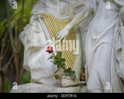 Vienne, Autriche - 25 octobre 2025 : détail de la tombe honorifique de Johann Strauss avec rose rouge au Zentralfriedhof Vienne Autriche Banque D'Images
