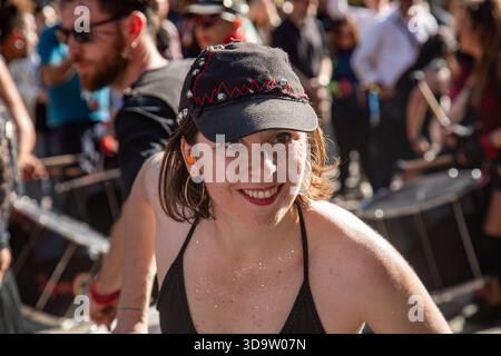 Percussionniste dans le groupe O Maracujá batucada au Carnaval Samba d'Helsinki, Finlande Banque D'Images
