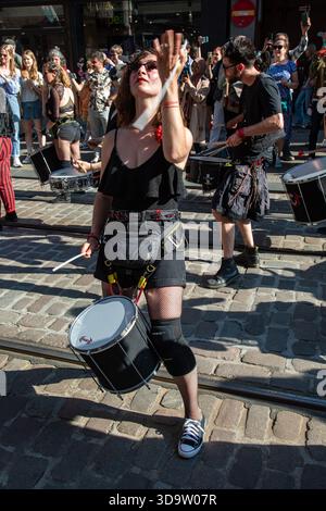 Percussionniste du groupe O Maracujá batucada batumming sur Aleksanterinkatu au défilé Helsinki Samba Carnaval 2025. Helsinki, Finlande. Banque D'Images