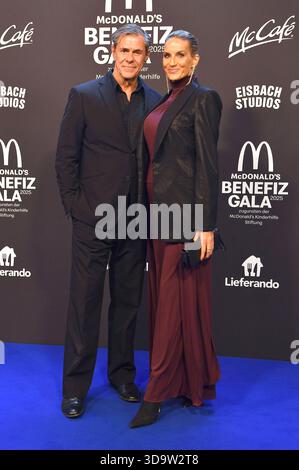 Sven Martinek mit Partnerin Bianca Rütter BEI der 20. McDonald s Benefiz Gala zugunsten der McDonald s Kinderhilfe Stiftung in den Eisbach Studios. München, 06.12.2025 *** Sven Martinek avec Bianca Rütter, partenaire, au 20 McDonald's Benefit Gala pour aider la Fondation McDonald's Childrens Aid aux studios Eisbach à Munich, 06 12 2025 Foto:xB.xInsingerx/xFuturexImagex mcdonalds 5219 Banque D'Images
