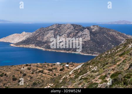 Vue de l'île Nikouria, mer et montagnes, Amorgos, Cyclades, Grèce Banque D'Images