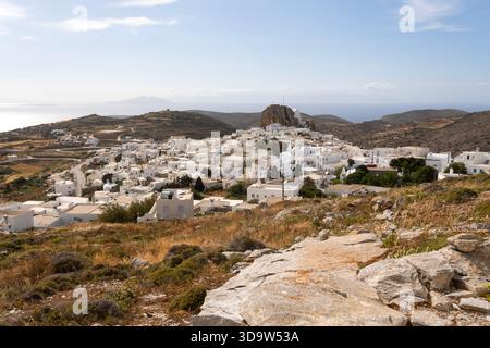Vue aérienne du village de Chora, montagnes et côte de l'île d'Amorgos, Grèce Banque D'Images