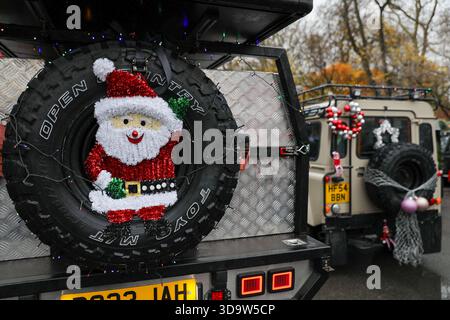 Londres, Royaume-Uni, 7 décembre 2025. Plusieurs centaines de Land Rover conduits par des passionnés se sont réunis à Belgrave Square, dans le centre de Londres, pour la rencontre annuelle de Noël des Land Rover de Londres. À 09h30 le 6 décembre 2025, les Land Rover et Land Rover Defenders ornés de décorations festives, y compris des lumières de Noël et des arbres, sont arrivés et ont traversé Belgravia pour célébrer la saison des fêtes. Crédit : James Willoughby/ALAMY Live News Banque D'Images