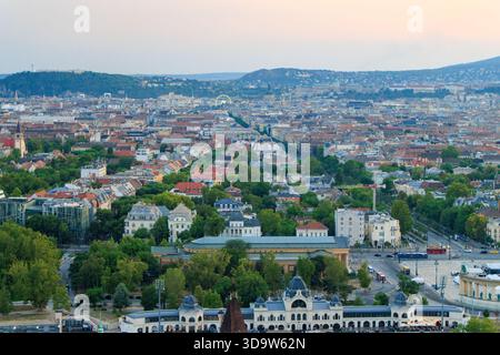 Une vue arial de Budapest, le côté Pest, y compris des monuments emblématiques. Budapest, Hongrie. Banque D'Images