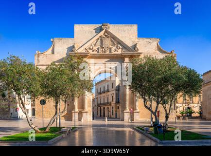 Porta Napoli, un arc de triomphe à Lecce, Italie. Construit en 1548 en l'honneur de Charles V, c'est la porte principale de la ville dans la vieille ville. Banque D'Images