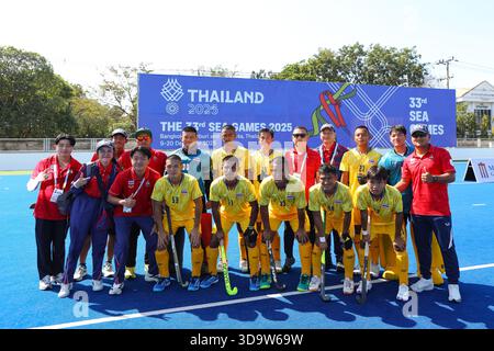 Thaïlande joueurs de hockey, équipe et personnel s'alignent pendant Hockey 5's, équipe masculine préliminaire des 33e SEA Games Thailand 2025 au stade de hockey RTAF le 7 décembre 2025 à Bangkok, Thaïlande. (Photo de Teera Noisakran/Sipa USA) crédit : Sipa USA/Alamy Live News Banque D'Images