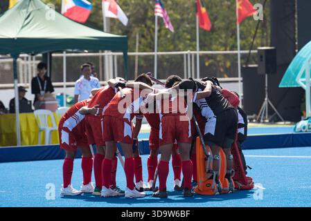 Joueurs de hockey Philippines (Rouge), alignez-vous pendant Hockey 5's, équipe masculine préliminaire des 33e SEA Games Thailand 2025 au stade de hockey RTAF le 7 décembre 2025 à Bangkok, Thaïlande. (Photo de Teera Noisakran/Sipa USA) crédit : Sipa USA/Alamy Live News Banque D'Images