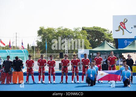 Joueurs de hockey Philippines (Rouge), alignez-vous pendant Hockey 5's, équipe masculine préliminaire des 33e SEA Games Thailand 2025 au stade de hockey RTAF le 7 décembre 2025 à Bangkok, Thaïlande. (Photo de Teera Noisakran/Sipa USA) crédit : Sipa USA/Alamy Live News Banque D'Images