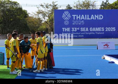 Joueurs de hockey Thaïlande (jaune), alignement pendant Hockey 5's, équipe masculine préliminaire des 33e SEA Games Thaïlande 2025 au stade de hockey RTAF le 7 décembre 2025 à Bangkok, Thaïlande. (Photo de Teera Noisakran/Sipa USA) crédit : Sipa USA/Alamy Live News Banque D'Images