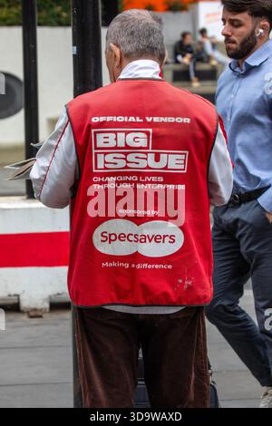Londres, Royaume-Uni - 29 juillet 2025 : un vendeur ou vendeur officiel de managzine Big issue dans le centre de Londres, Royaume-Uni. Banque D'Images