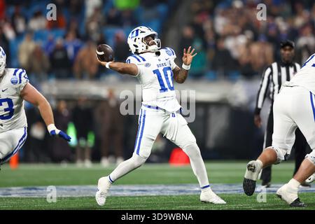 Charlotte, États-Unis. 06th Dec, 2025. Charlotte, Caroline du Nord ; le quarterback des Duke Blue Devils Darian Mensah (10 ans) lance une passe lors du match de championnat ACC contre les cavaliers de Virginie au Bank of America Stadium le samedi 6 décembre 2025. Les Blue Devils battent les cavaliers 27-20. (Steve Prakope/image du sport) crédit : image du sport /Alamy Live News Banque D'Images
